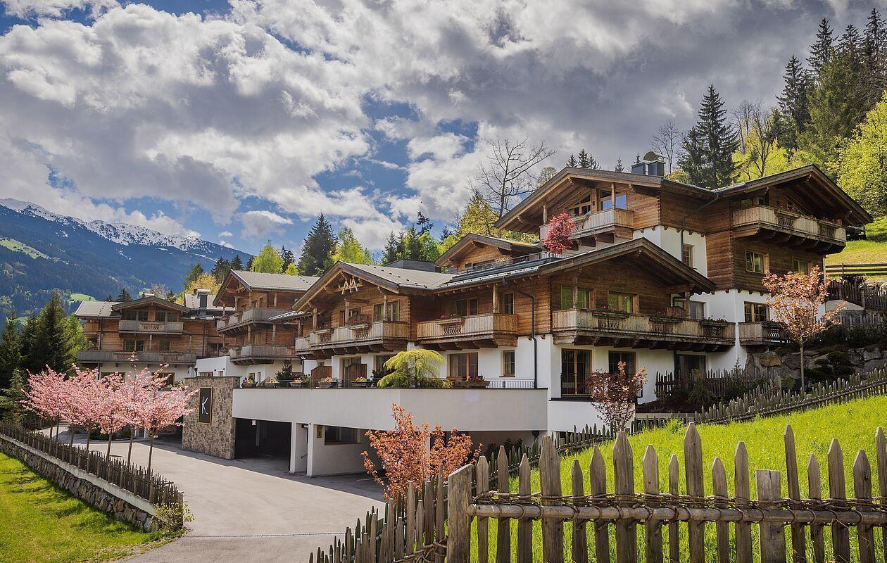 Blick auf das Hotel Kaltenbach im Zillertal bei Sonnenschein im Sommer 