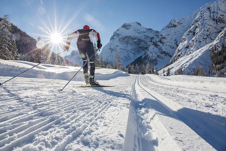 Ein Skilangläufer auf einer Loipe im verschneiten Pertisau am Achensee