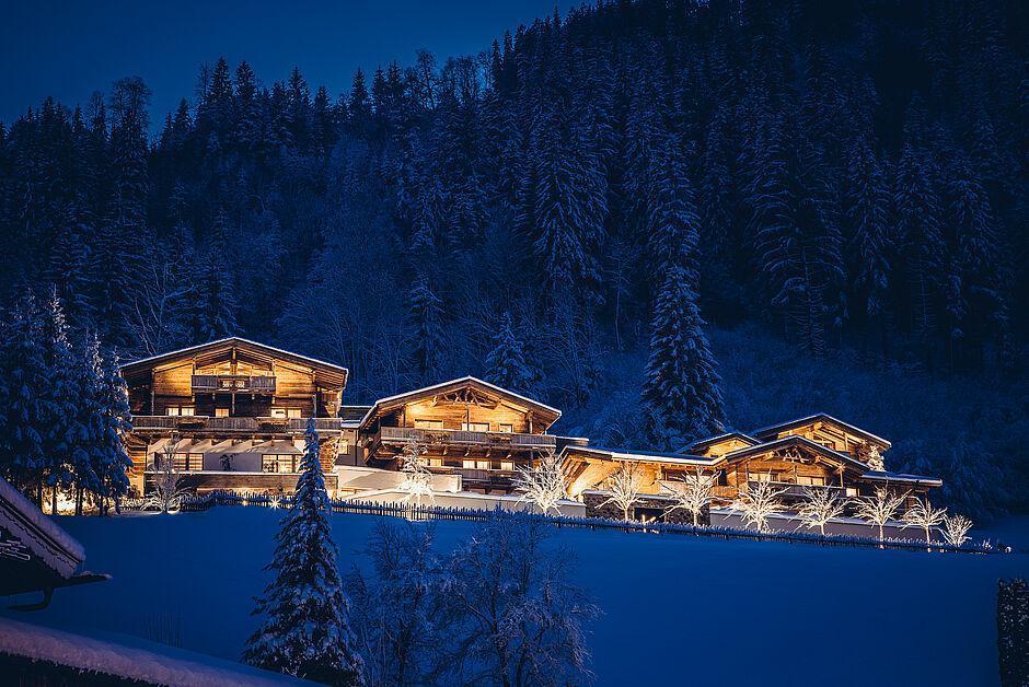 Beleuchtetes Hotel Kaltenbach im schneebedeckten Zillertal bei Nacht 