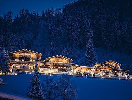 Beleuchtetes Hotel Kaltenbach im schneebedeckten Zillertal bei Nacht 