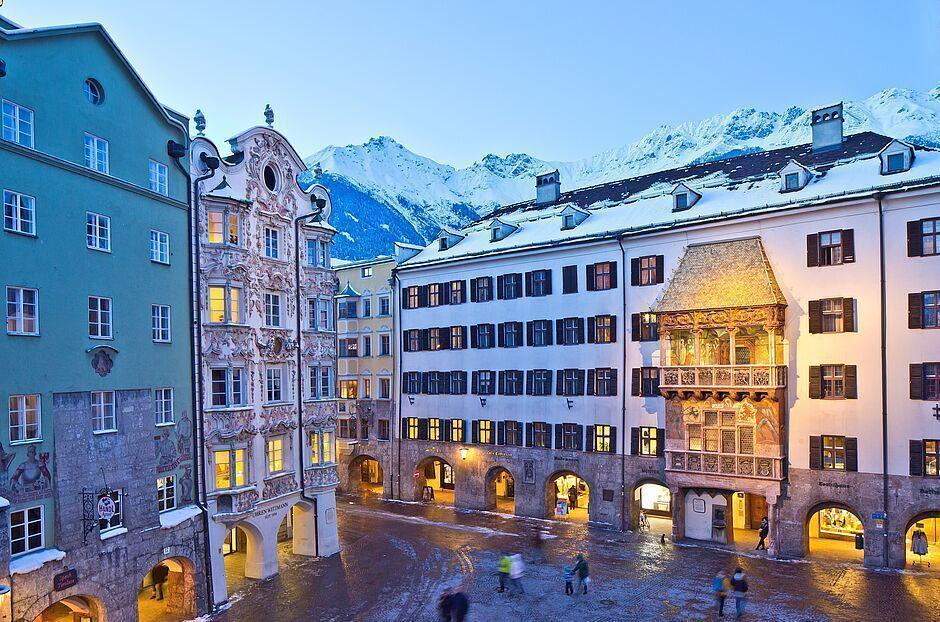 Silvesterabend in der Innenstadt von Innsbruck mit Beleuchtung 