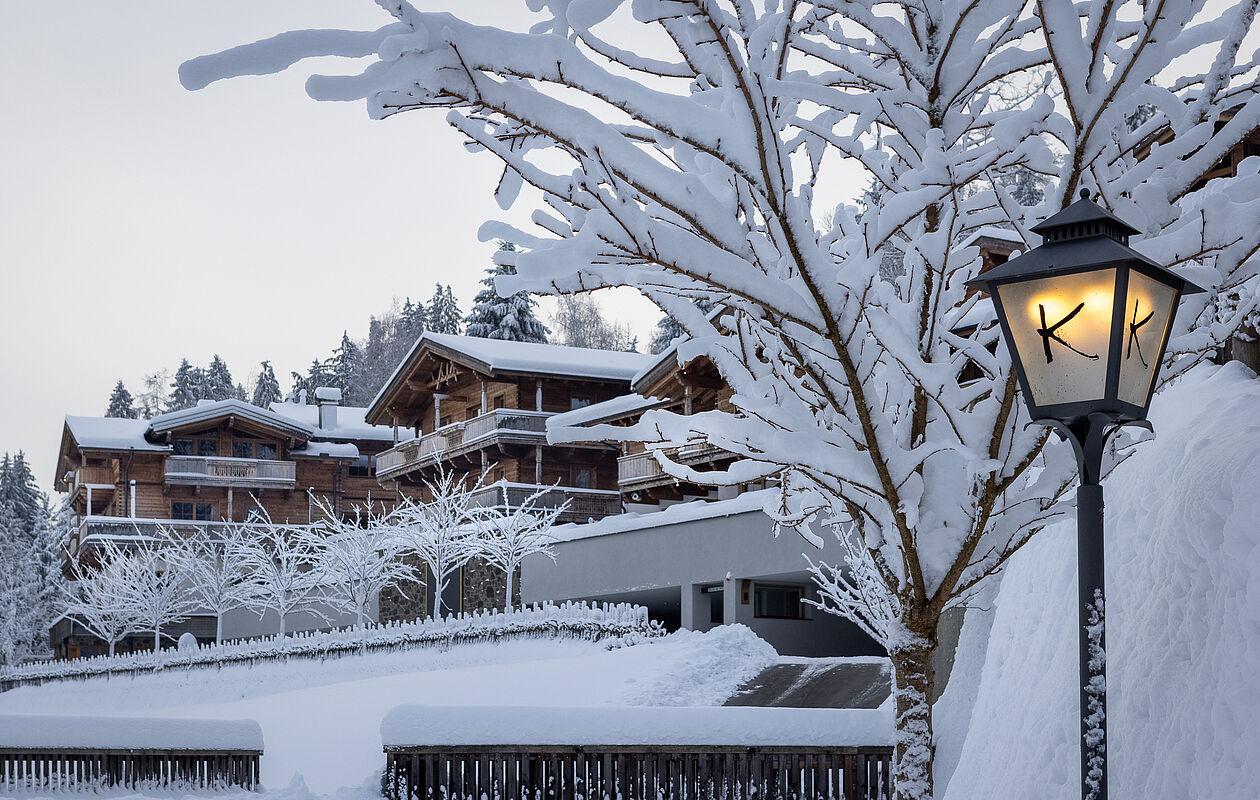 Schneebedecktes Hotel Kaltenbach an einem Wintertag in Österreich