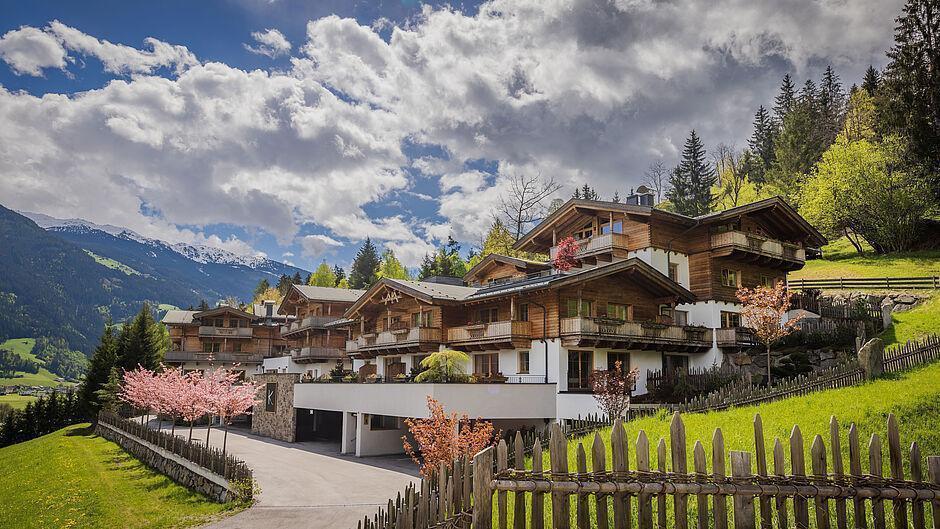 Außenansicht des Hotel Kaltenbach im Zillertal im Sommer