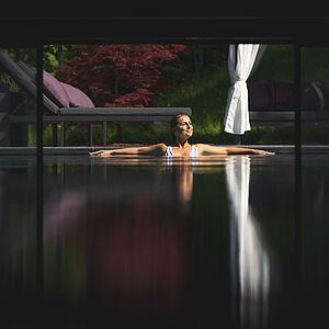 Dame entspannt im hoteleigenen Pool des Wellness Hotel Tirol 