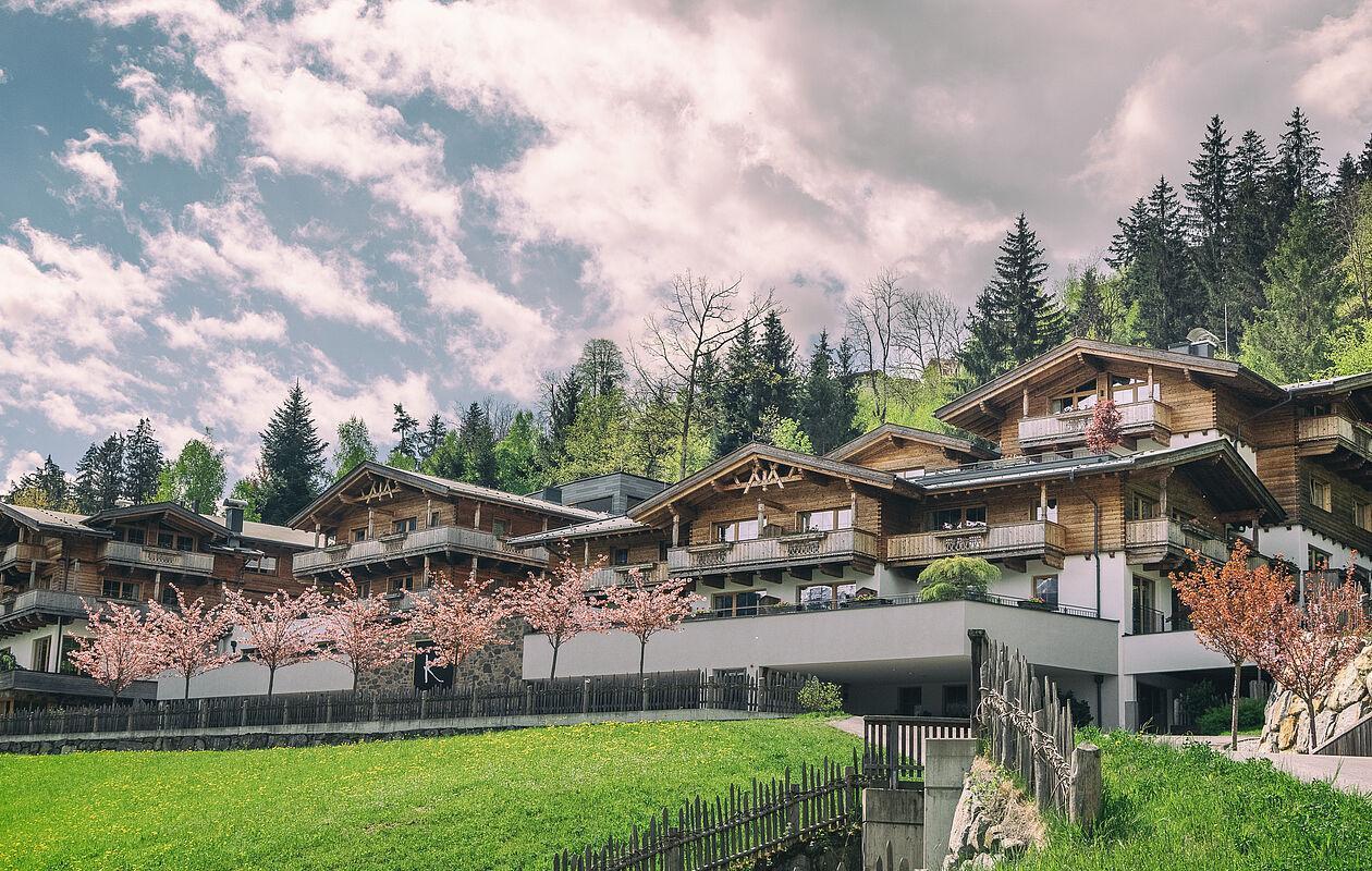 Blick auf die Fassade des Naturhotel Kaltenbach mit Herbststimmung