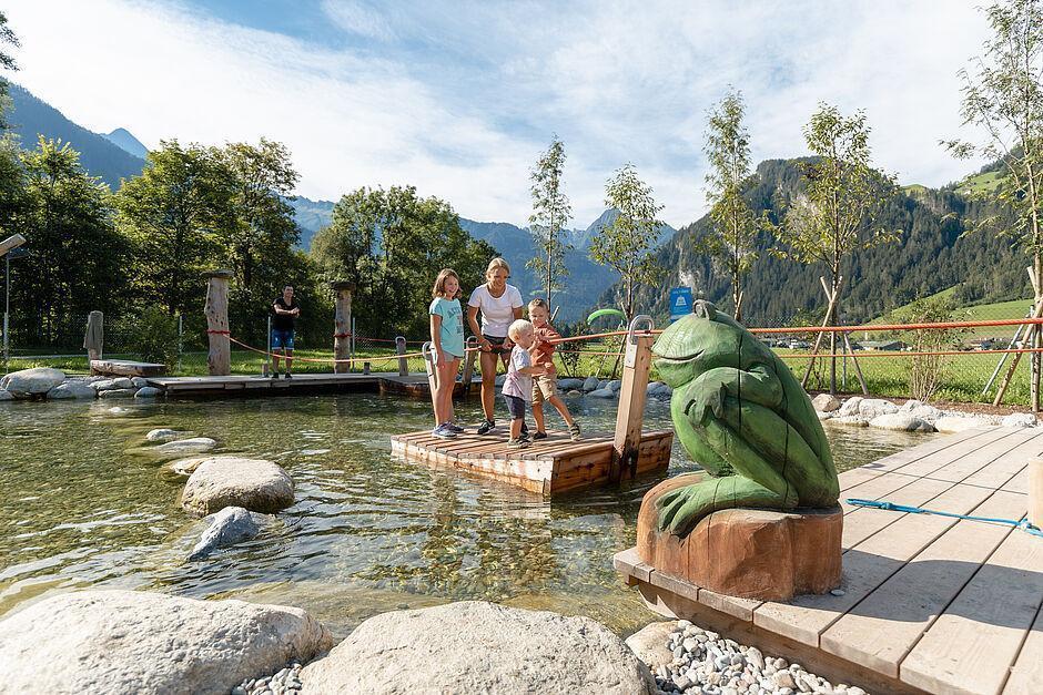 Familie verbringt einen Sommertag auf dem Auenland Sidan Erlebnisspielplatz