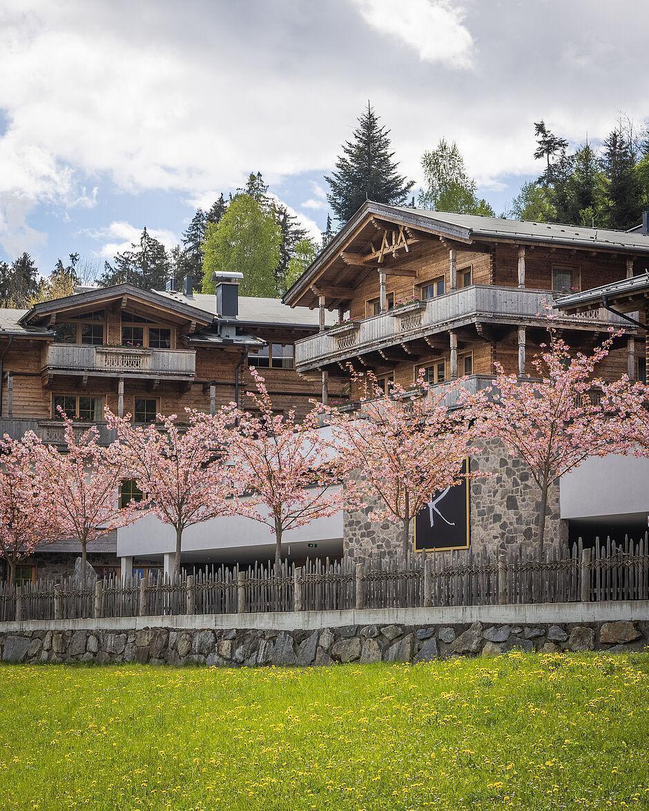 Hotel Kaltenbach im Zillertal von Außen im Herbst 