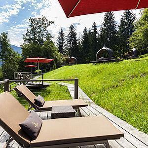 Ruhebereich auf der Außenanlage des Naturhotel Kaltenbach in Österreich 