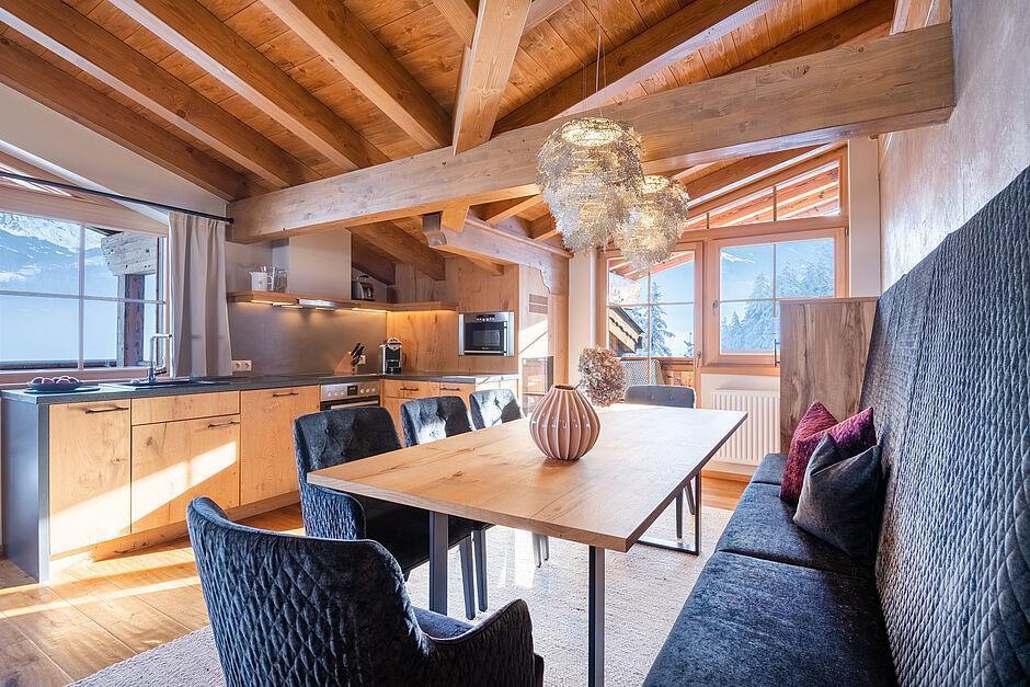 Blick in den Essbereich eines Apartments mit Küchenzeile im Naturhotel Tirol 