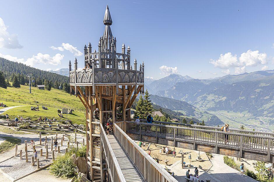 Im Familienurlaub in Tirol lohnt sich ein Besuch des Fichtenschloss 