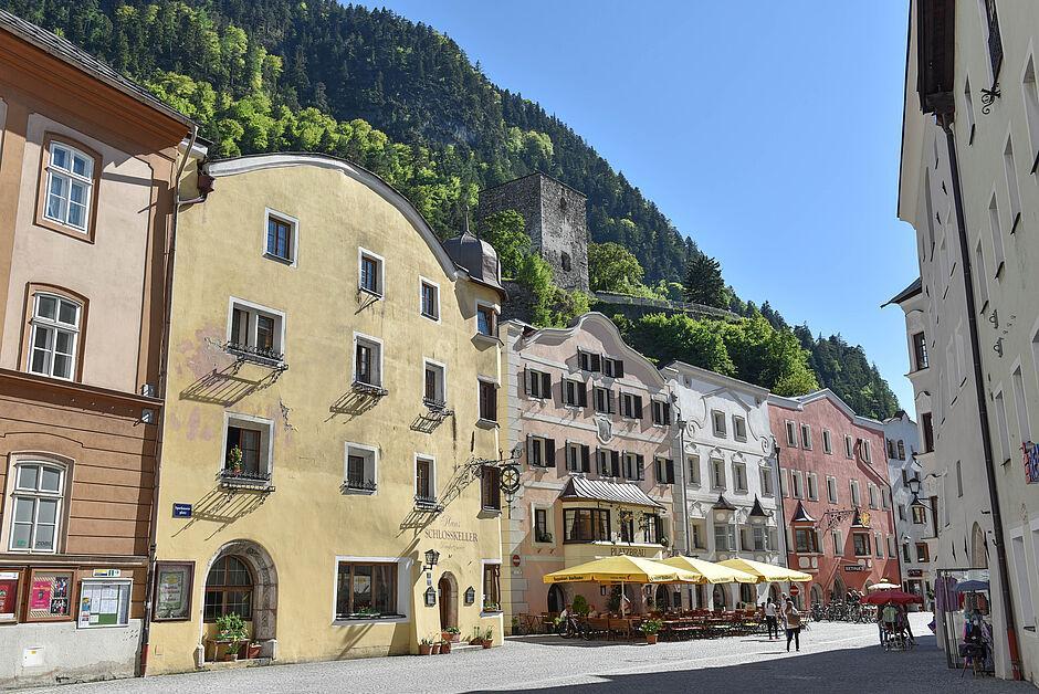 Fußgängerzone mit bunten Häsuern in Rattenberg, der kleinsten Stadt Österreichs