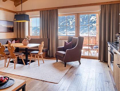 Blick in den Essbereich eines Apartments im Hotel Kaltenbach im Zillertal