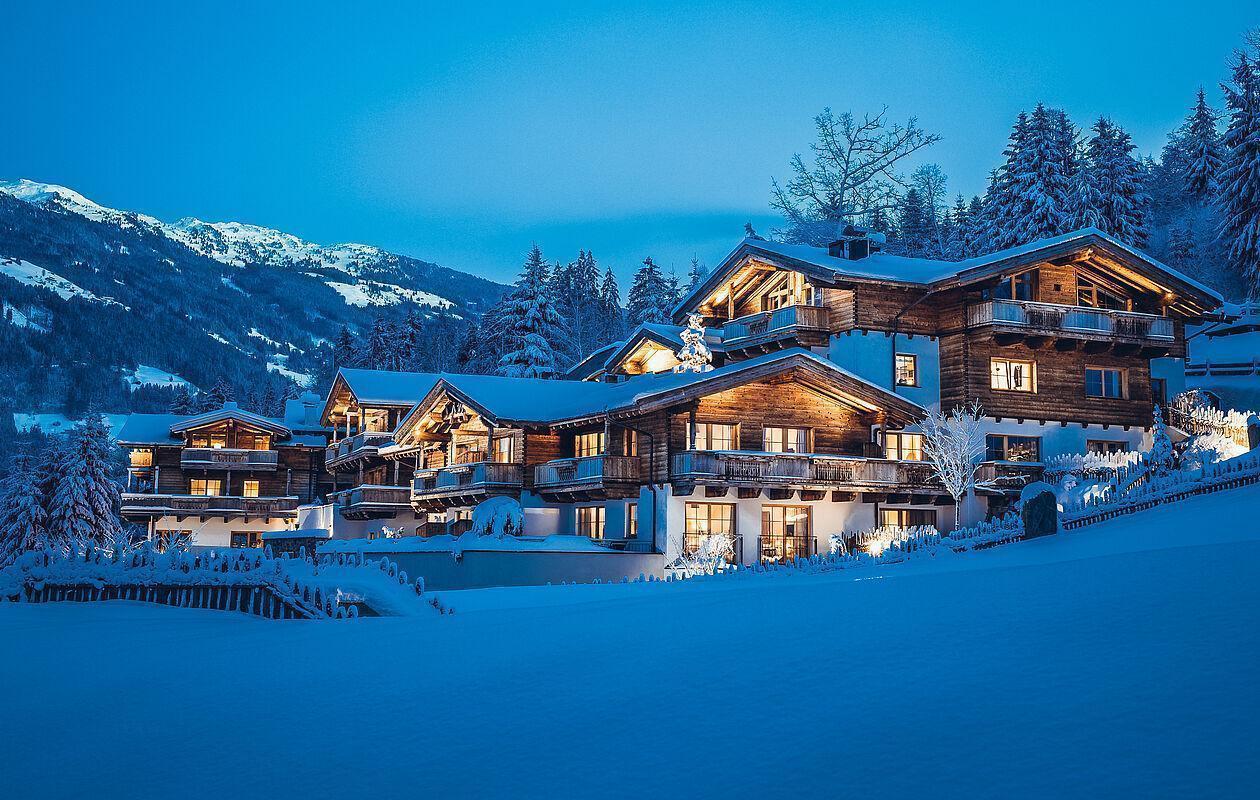 Außenansicht des schneebedeckten Hotel Kaltenbach mit Abendstimmung 