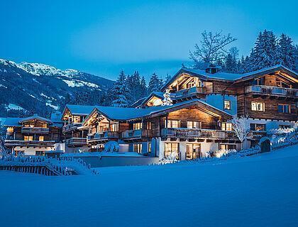 Außenansicht des schneebedeckten Hotel Kaltenbach mit Abendstimmung 