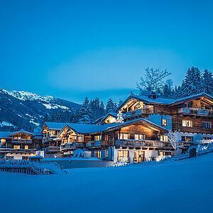 Schneebedecktes Naturhotel Kaltenbach an einem Wintertag in Österreich 