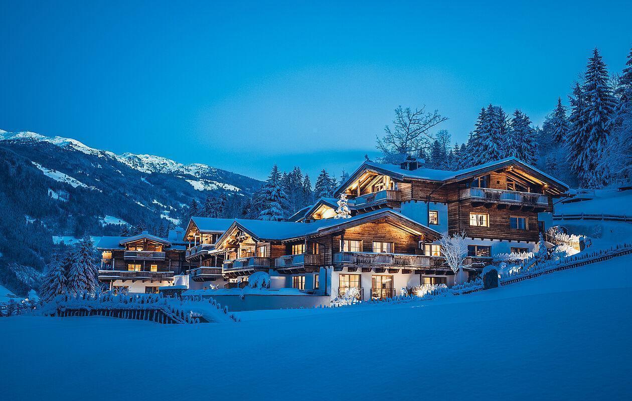 Das Hotel im dunklen in der verschneiten Berglandschaft