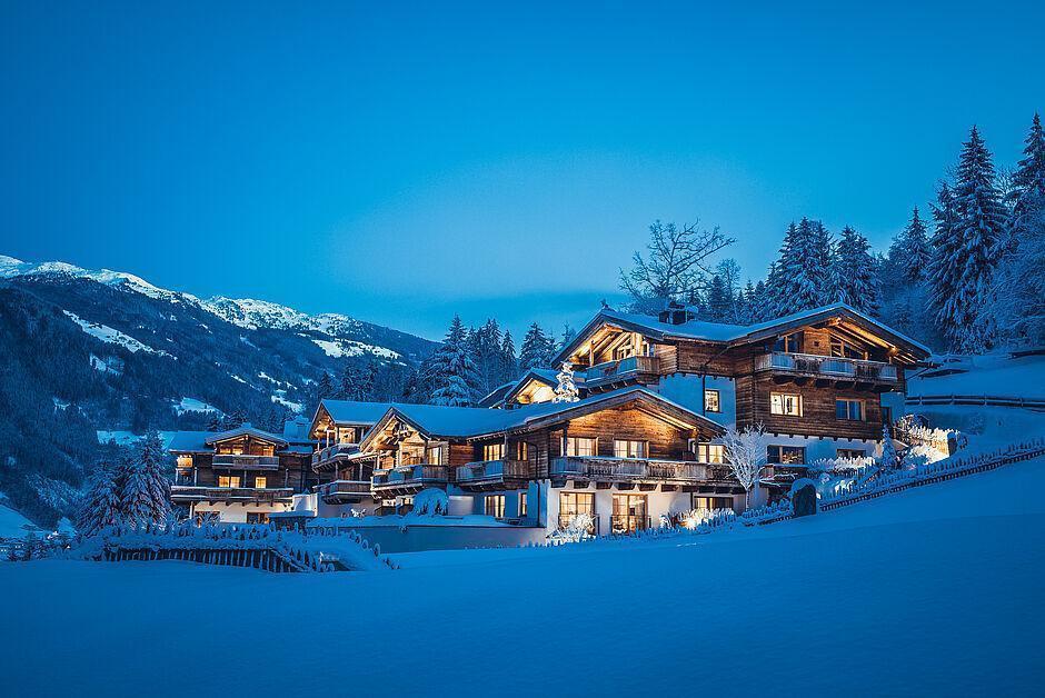 Schneebedecktes Naturhotel Kaltenbach an einem Wintertag in Österreich 