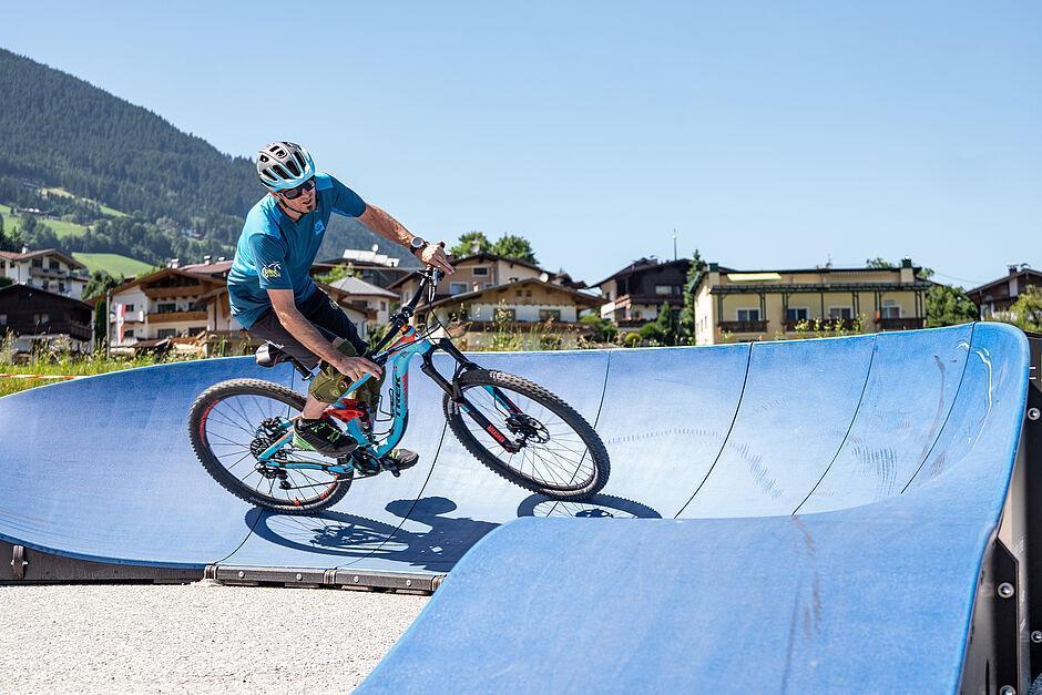 Ein Mann mit seinem Mountainbike im Pumpark im Zillertal nahe des Hotel Das Kaltenbach