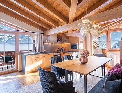 Stilvoll eingerichtetes Apartment im Zillertal mit Küchenzeile und Bergblick