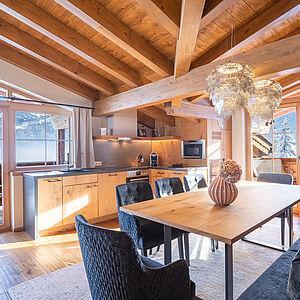 Ansicht eines Essbereiches in Appartement mit Küchenzeile des Hotel Kaltenbach 