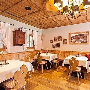 Blick in den Gastraum des Naturhotels mit gedeckten Tischen 