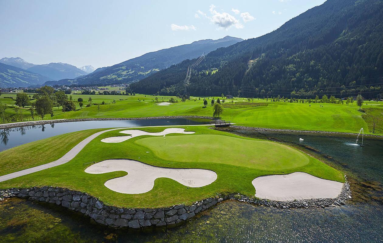 Puttinggrün auf dem Golfplatz im Zillertal inmitten einer Berglandschaft 