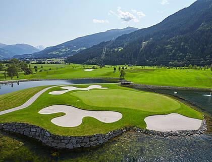 Puttinggrün auf dem Golfplatz im Zillertal inmitten einer Berglandschaft 