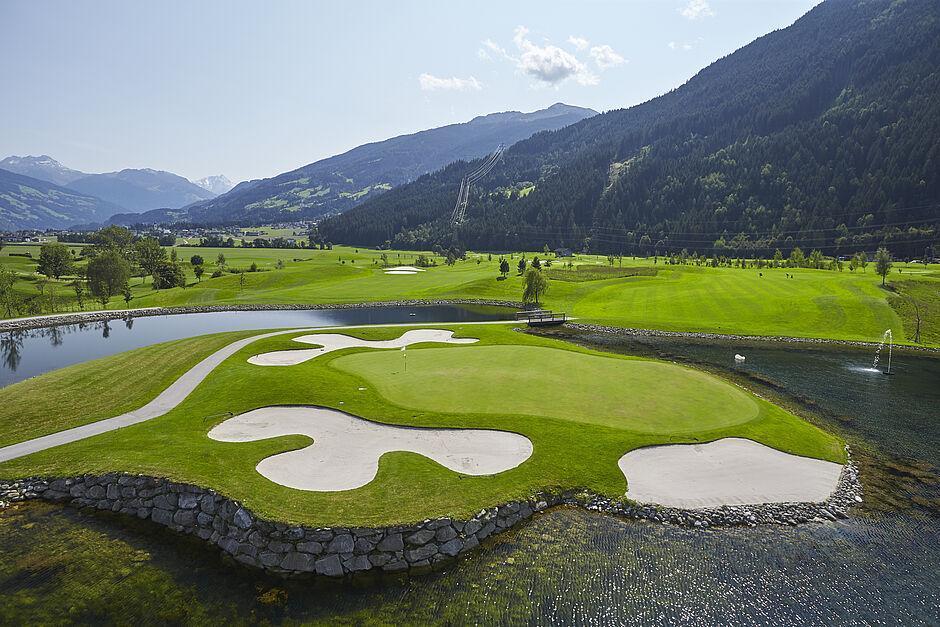 Puttinggrün auf dem Golfplatz im Zillertal inmitten einer Berglandschaft 