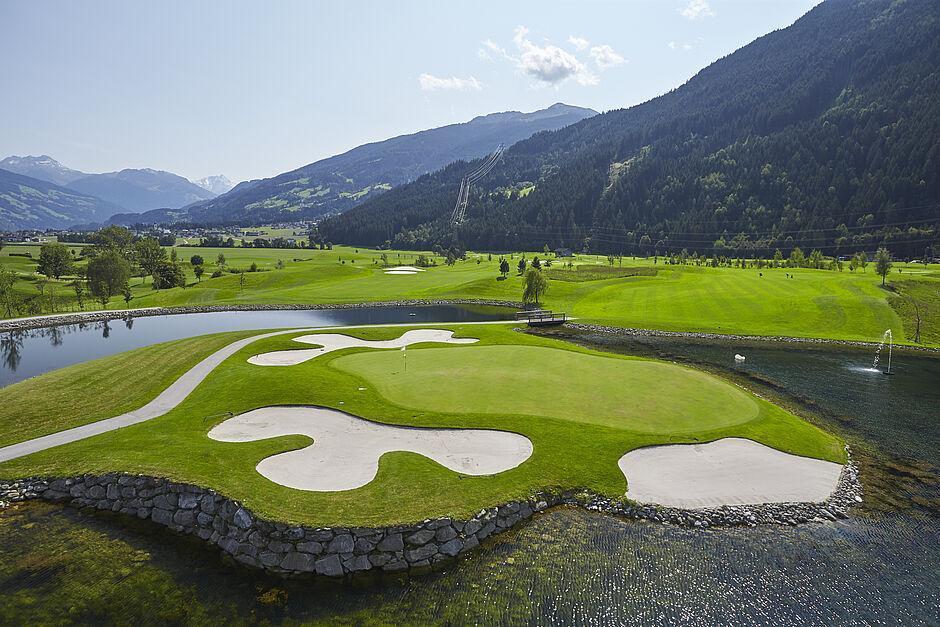 Putting Green auf dem Golfplatz im Zillertal inmitten einer Berglandschaft 