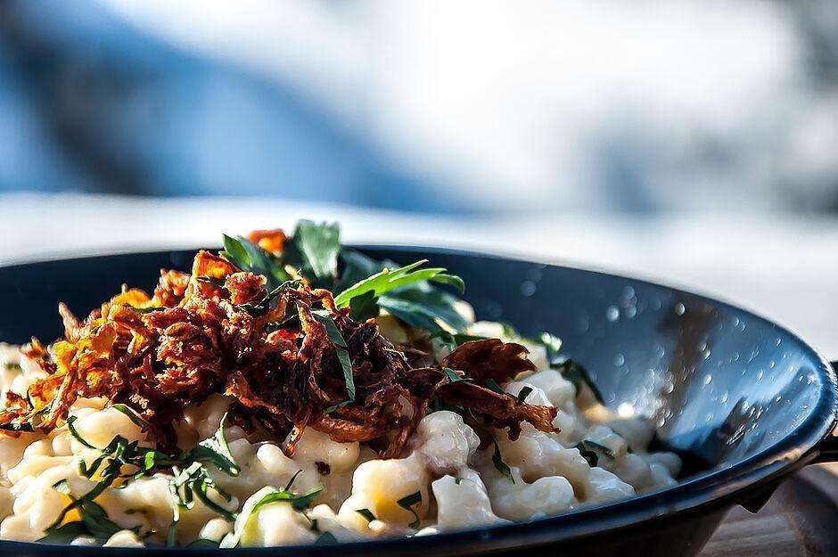 Zillertaler Käsespätzle des Hotel Das Kaltenbach mit Röstzwiebeln und Petersilie