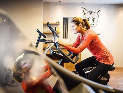 Weiblicher Hotelgast im Fitnessbereich des Hotels Das Kaltenbach, Ihrem Wellness Hotel in Tirol