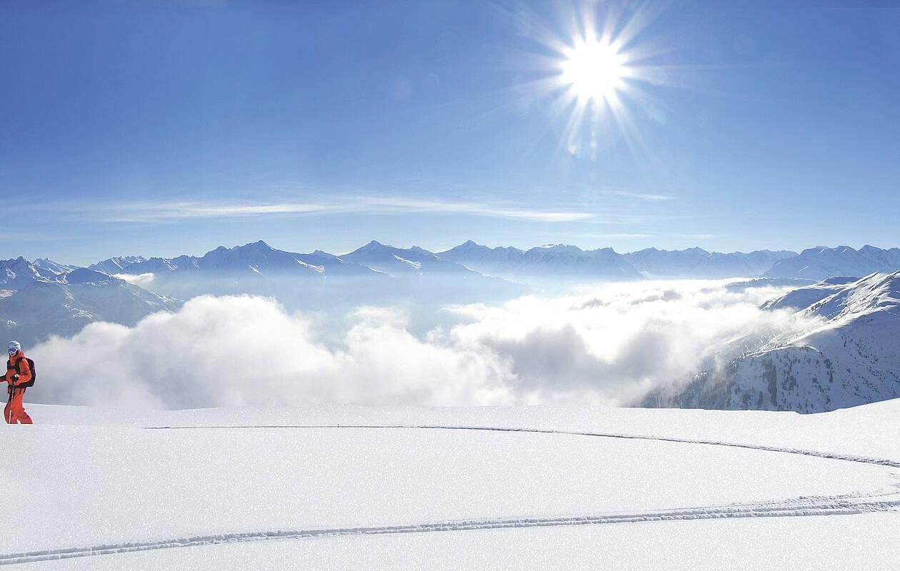 Skifahrer inmitten der Skilandschaft im Zillertal