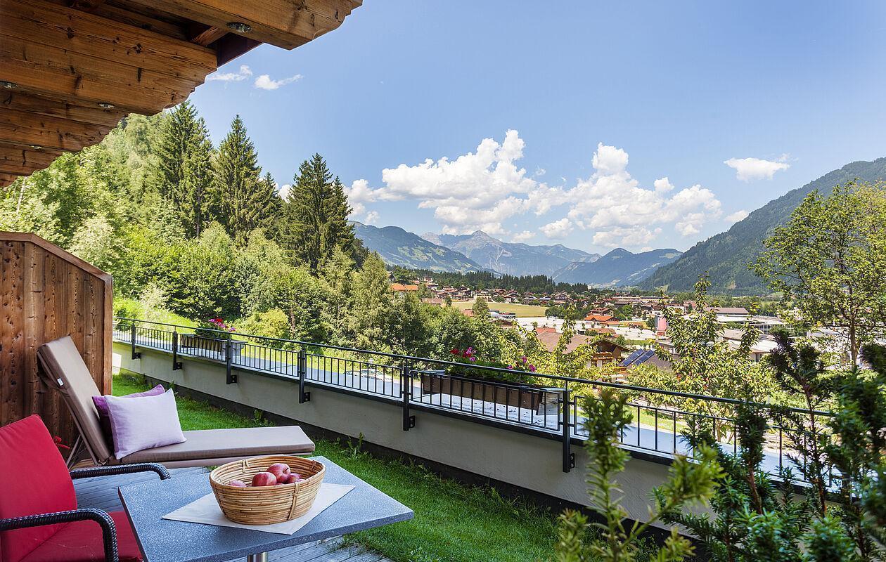 Korb mit Äpfeln steht auf dem Balkon des Hotels mit Blick ins Tal im Sommer