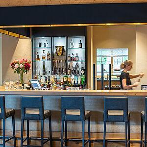 Moderne Bar mit Barstühlen im Hotel Kaltenbach im Zillertal 