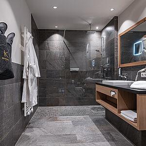 Blick in das modern eingerichtete Badezimmer im Naturhotel Kaltenbach 