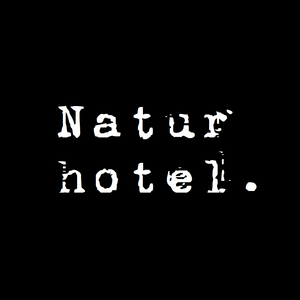 Naturhotel. Logo auf schwarzem Hintergrund 