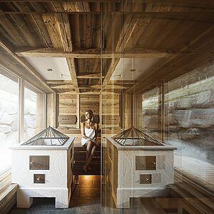Dame entspannt im Saunabereich des Wellness Hotel Tirol 