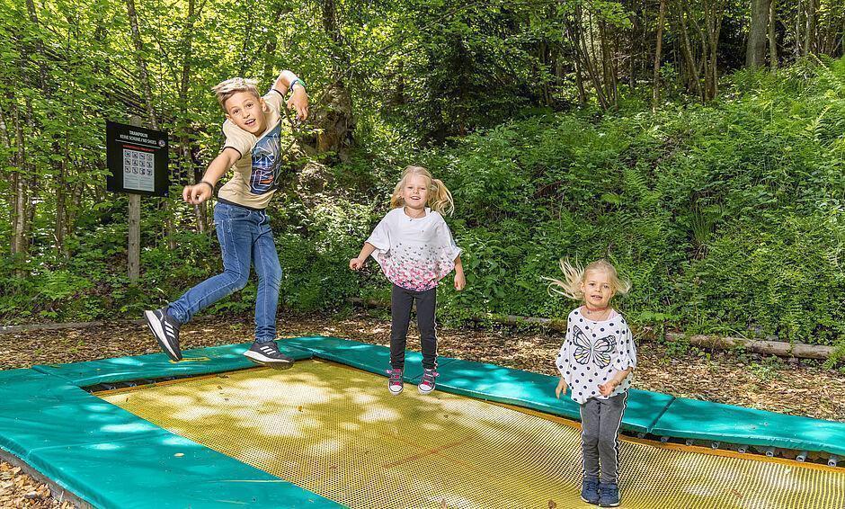 Kein Autoverkehr, Kinder können sich auf dem Trampolin am Waldspielplatz richtig austoben