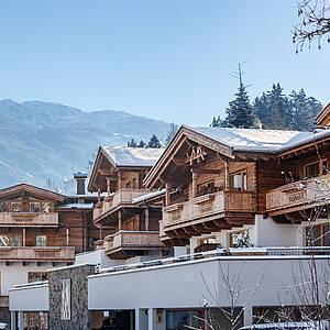 Die hölzerne Fassade des Hotel Kaltenbach im Winter vor beeindruckendem Bergpanorama