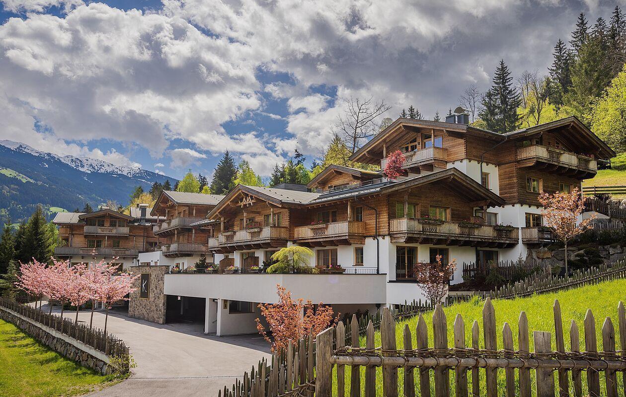 Blick auf das Hotel Kaltenbach im Zillertal bei Sonnenschein im Sommer