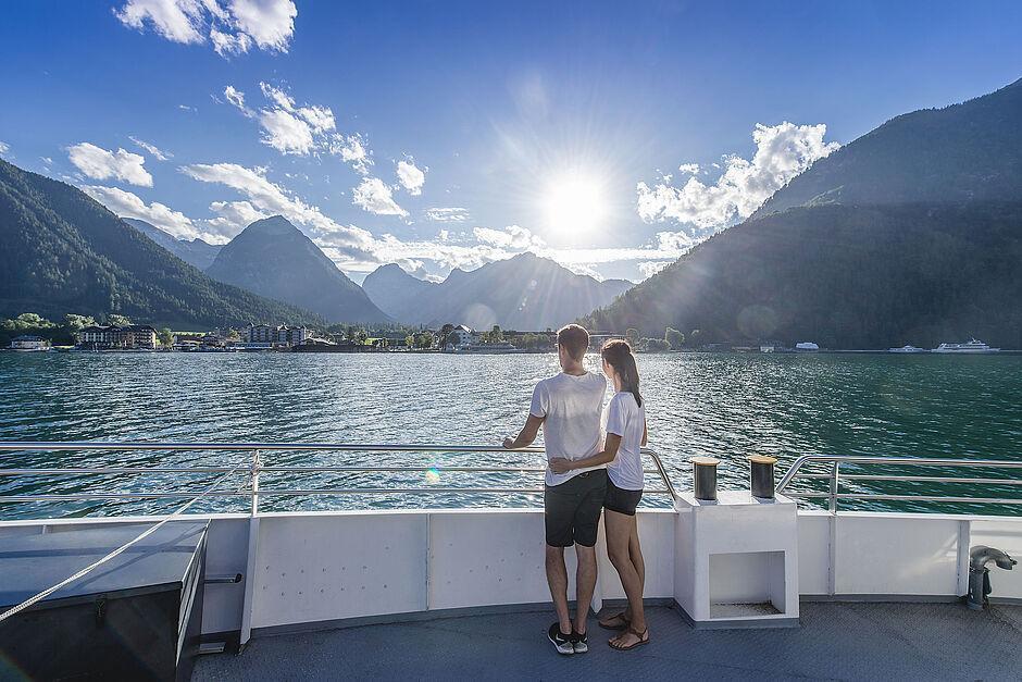 Ein Pärchen auf einem Boot auf dem Achensee in Tirol nahe des Hotel Das Kaltenbach
