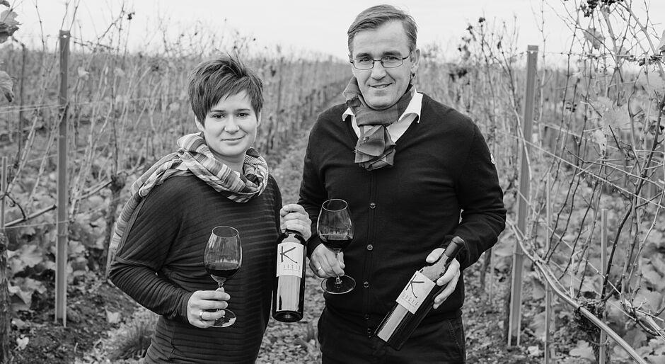 Stephan Haas und Jungwinzerin Jacqueline Klein mit Wein vom Hotel Das Kaltenbach zwischen den Weinreben