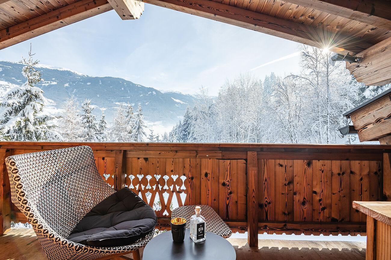 Der gemütliche Balkon mit Dedon Loungechairs im Chalets direkt am Bergwald
