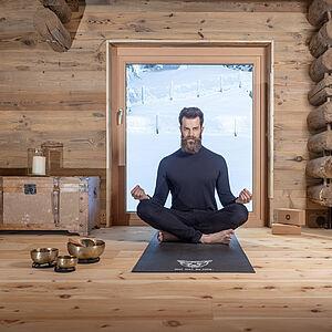 Hotelgast erholt sich bei einer Yogaeinheit im Wellnesshotel Tirol 
