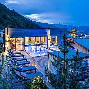 Blick auf den Außenbereich des Wellnesshotels Kaltenbach in Österreich 