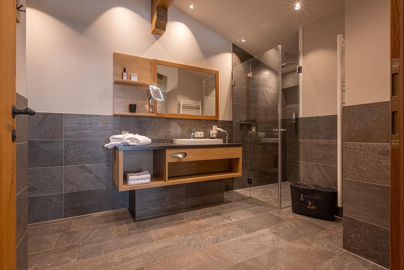 Das große und moderne Badezimmer mit Regendusche, Privat Spa mit Infrarotkabine in einem der Chalets