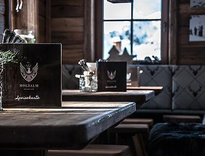 Urige und gemütliche Atmosphäre in der Holzalm des Hotel Das Kaltenbach