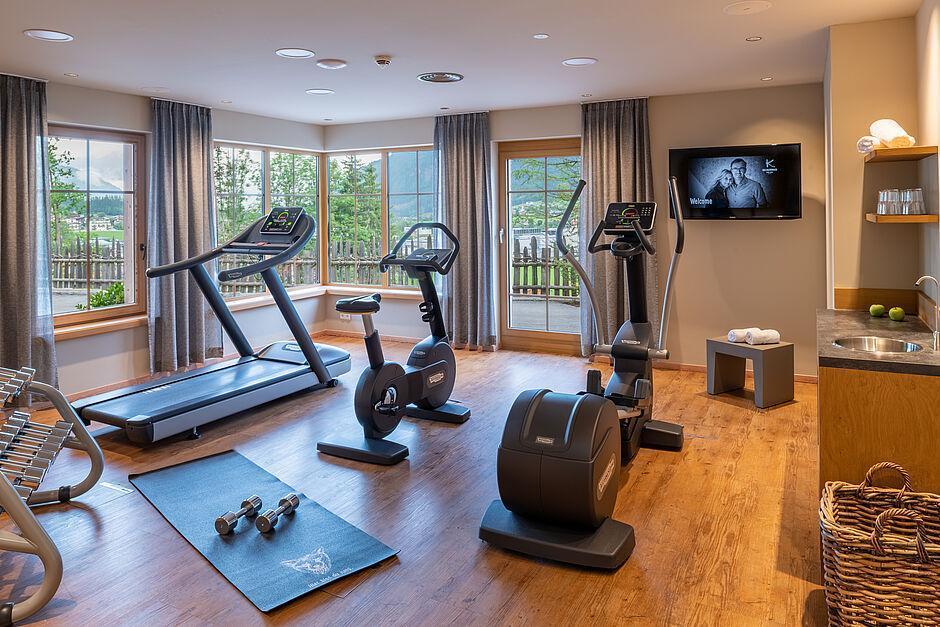 Modern eingerichteter Panorama Fitnessraum mit neusten Fitnessgeräten 