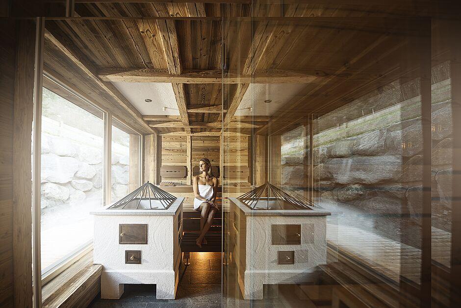 Hotelgast entspannt in einer Sauna des Wellness Hotel Tirol 
