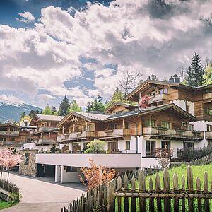 Außenansicht des Naturhotel Kaltenbach bei strahlendem Sonnenschein 